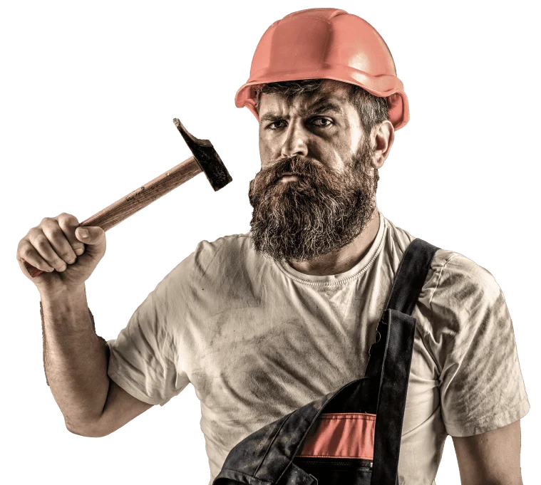 Ein Handwerker mit Arbeitskleidung hält einen Hammer in der Hand