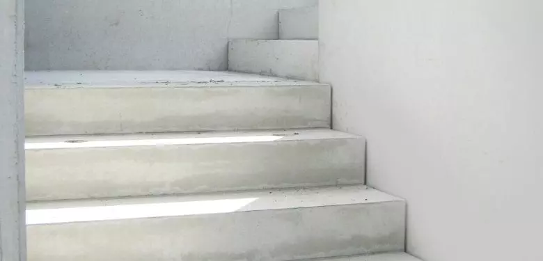 Eine Treppe aus Betonfertigteilen
