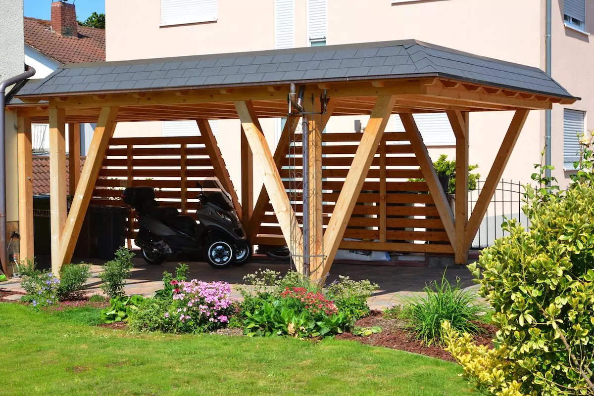 Ein Carport aus Holz