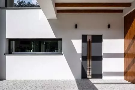 Eingang eines Hauses mit weißer Fassade
