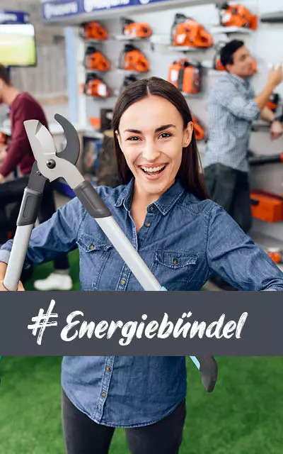 Eine Frau hält eine große Zange und soll den Hashtag Energiebündel damit verdeutlichen, der für den Ausbildungsberuf Einzelhandelskaufmann bei Wertheimer steht.