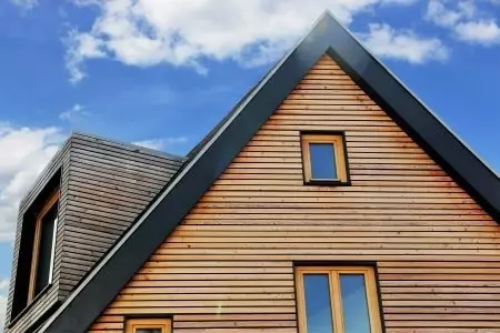 Das Dach eines Haus mit Holzfassade
