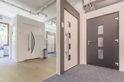 Haustüren aus Aluminium in der Ausstellung von Wertheimer am Standort Baden-Baden