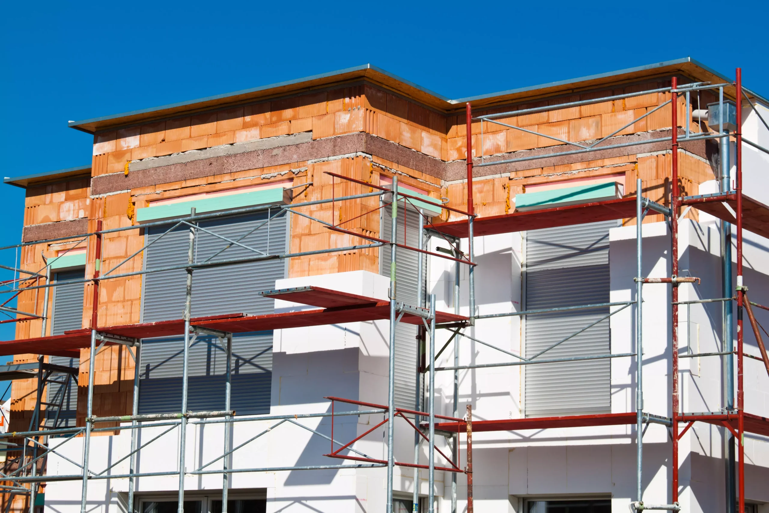 Moderne Hausfassade mit verputzter Außenwand und Wärmedämmung